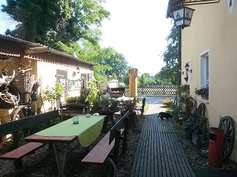 gemütliche Tische im Freien